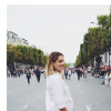 Jeny Priez enceinte, un baby bump sur les Champs-Elysées, photo Instagram du 4 octobre 2017.