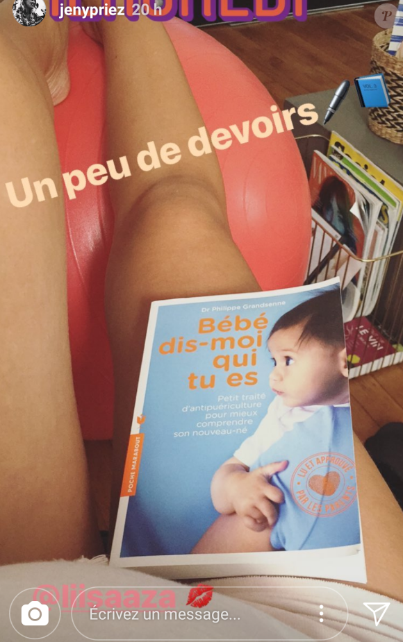 Jeny Priez se prépare à l'arrivée de bébé en bouquinant utile, image de sa story Instagram du 18 octobre 2017.