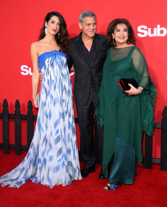 Amal et George Clooney avec Baria Alamuddin à la première de "Suburbicon" au théâtre Regency Village à Westwood, le 22 octobre 2017