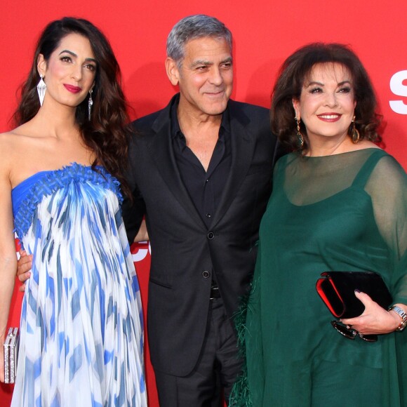 Amal et George Clooney avec Baria Alamuddin à la première de "Suburbicon" au théâtre Regency Village à Westwood, le 22 octobre 2017