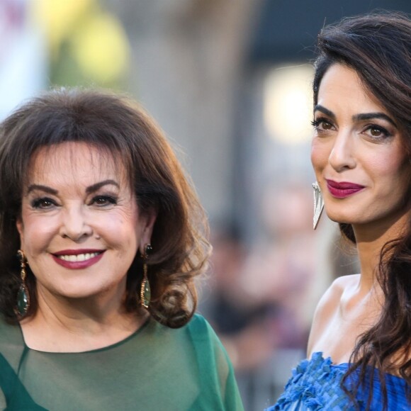 Baria Alamuddin et sa fille Amal Clooney à la première de "Suburbicon" au théâtre Regency Village à Westwood, le 22 octobre 2017
