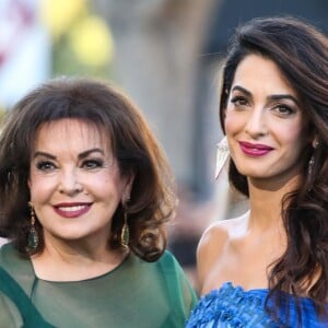 Baria Alamuddin et sa fille Amal Clooney à la première de "Suburbicon" au théâtre Regency Village à Westwood, le 22 octobre 2017