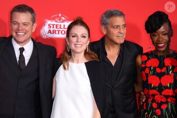 Matt Damon, Julianne Moore, George Clooney et Karimah Westbrook à la première de "Suburbicon" au théâtre Regency Village à Westwood, le 22 octobre 2017