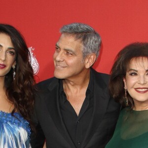 Amal et George Clooney avec Baria Alamuddin à la première de "Suburbicon" au théâtre Regency Village à Westwood, le 22 octobre 2017