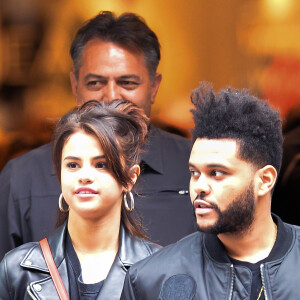 Exclusif - Selena Gomez et son compagnon The Weeknd se baladent et font du shopping en amoureux dans les rues de New York, le 2 septembre 2017