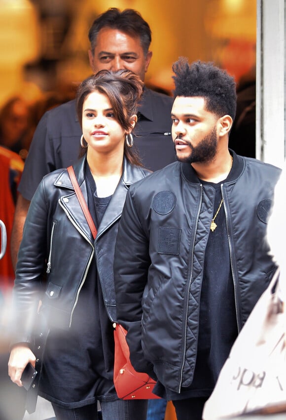 Exclusif - Selena Gomez et son compagnon The Weeknd se baladent et font du shopping en amoureux dans les rues de New York, le 2 septembre 2017
