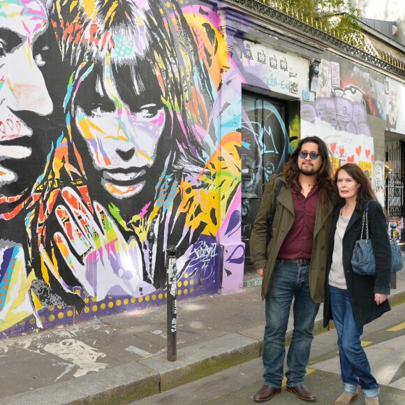 Lulu Gainsbourg et sa mère Bambou posant devant le 5 bis, rue de Verneuil, ancien hôtel particulier de Serge Gainsbourg, en marge du lancement officiel de l'Association Serge Gainsbourg au cabaret Don Camilo à Paris, le 2 avril 2017. © Coadic Guirec/Bestimage