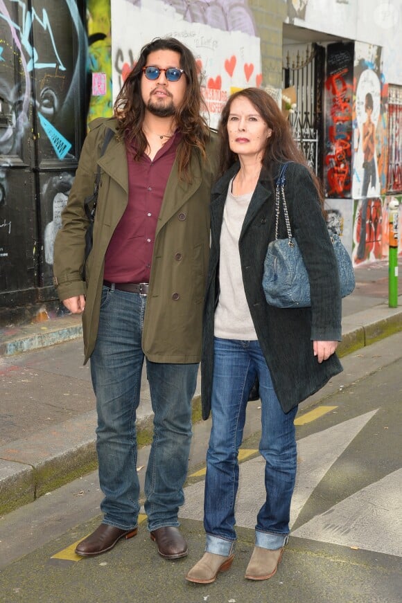 Lulu Gainsbourg et sa mère Bambou devant le 5 bis, rue de Verneuil lors du lancement officiel de l'association Serge Gainsbourg au cabaret Don Camilo à Paris, le 2 avril 2017.© Guirec Coadic/Bestimage