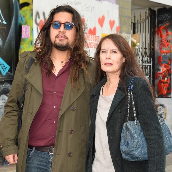 Lulu Gainsbourg et sa mère Bambou devant le 5 bis, rue de Verneuil lors du lancement officiel de l'association Serge Gainsbourg au cabaret Don Camilo à Paris, le 2 avril 2017.© Guirec Coadic/Bestimage