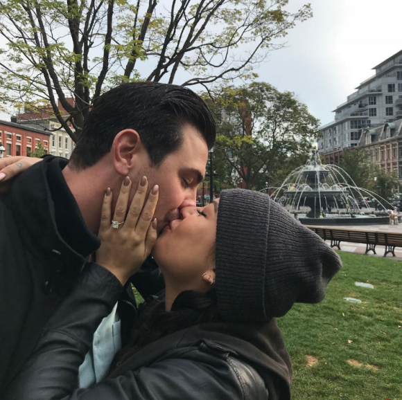 Janel Parrish et son petit ami Chris Long. Ensemble depuis septembre 2016, le couple s'est fiancé le 23 octobre 2017.