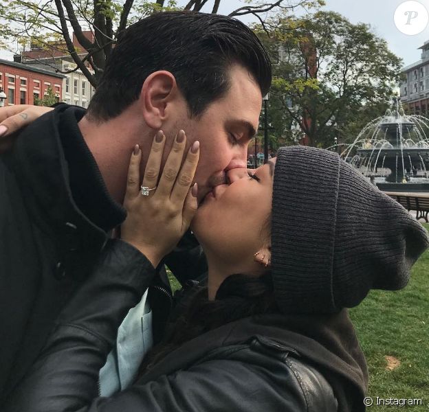 Janel Parrish et son petit ami Chris Long. Ensemble depuis septembre 2016, le couple s'est fiancé le 23 octobre 2017.