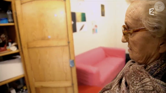 Capture d'écran des reportages "Jacques Chirac, l'homme qui ne voulait pas être président", dans le cadre de l'émission de Laurent Delahousse, puis "Bernadette Chirac, mémoires d'une femme libre", diffusés sur France 2, le 16 ocobre 2016. Bernadette devant l'armoire de sa fille Laurence.