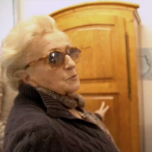 Capture d'écran des reportages "Jacques Chirac, l'homme qui ne voulait pas être président", dans le cadre de l'émission de Laurent Delahousse, puis "Bernadette Chirac, mémoires d'une femme libre", diffusés sur France 2, le 16 ocobre 2016. Bernadette devant l'armoire de sa fille Laurence.