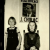 Capture d'écran des reportages "Jacques Chirac, l'homme qui ne voulait pas être président", dans le cadre de l'émission de Laurent Delahousse, puis "Bernadette Chirac, mémoires d'une femme libre", diffusés sur France 2, le 16 ocobre 2016. Laurence et sa soeur Claude devant une affiche de campagne de leur père.