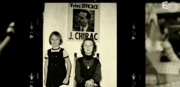 Capture d'écran des reportages "Jacques Chirac, l'homme qui ne voulait pas être président", dans le cadre de l'émission de Laurent Delahousse, puis "Bernadette Chirac, mémoires d'une femme libre", diffusés sur France 2, le 16 ocobre 2016. Laurence et sa soeur Claude devant une affiche de campagne de leur père.