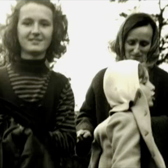 Capture d'écran des reportages "Jacques Chirac, l'homme qui ne voulait pas être président", dans le cadre de l'émission de Laurent Delahousse, puis "Bernadette Chirac, mémoires d'une femme libre", diffusés sur France 2, le 16 ocobre 2016. Bernadette et ses filles, Claude et Laurence.