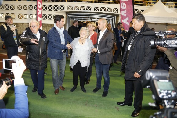 Claude Chirac et sa mère Bernadette Chirac - Le Variétés Club de France dispute un match caritatif présidé par madame Chirac au profit de l'opération "+ de Vie", en faveur des personnes âgées accueillies dans les services de gériatrie et d'URMA, service pédiatrie du CHU de Montpellier, parrainé par Laurent Blanc au stade Léo-Lagrange de Poissy, le 11 Octobre 2017. © Marc Ausset-Lacroix/Bestimage