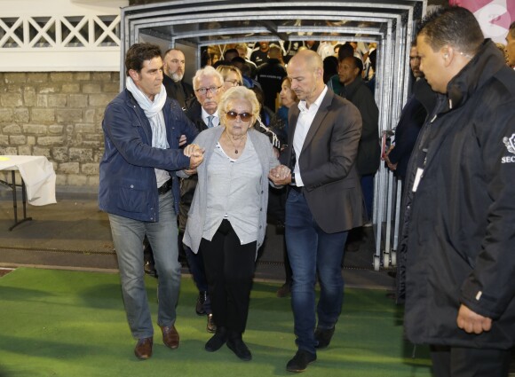 Claude Chirac et sa mère Bernadette Chirac - Le Variétés Club de France dispute un match caritatif présidé par madame Chirac au profit de l'opération "+ de Vie", en faveur des personnes âgées accueillies dans les services de gériatrie et d'URMA, service pédiatrie du CHU de Montpellier, parrainé par Laurent Blanc au stade Léo-Lagrange de Poissy, le 11 Octobre 2017. © Marc Ausset-Lacroix/Bestimage