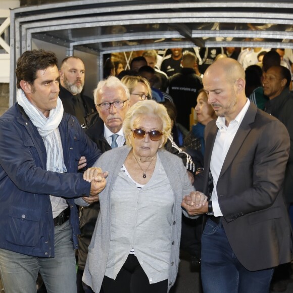 Claude Chirac et sa mère Bernadette Chirac - Le Variétés Club de France dispute un match caritatif présidé par madame Chirac au profit de l'opération "+ de Vie", en faveur des personnes âgées accueillies dans les services de gériatrie et d'URMA, service pédiatrie du CHU de Montpellier, parrainé par Laurent Blanc au stade Léo-Lagrange de Poissy, le 11 Octobre 2017. © Marc Ausset-Lacroix/Bestimage