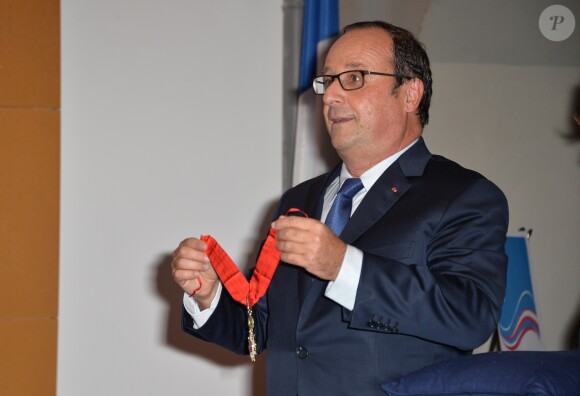 Semi-Exclusif - François Hollande remet la médaille de Commandeur de l'Ordre National de la Légion d'Honneur à Jean-Luc Rougé (président de la Fédération Française de Judo) à Paris, le 6 octobre 2017. © Ramsamy Veeren/Bestimage
