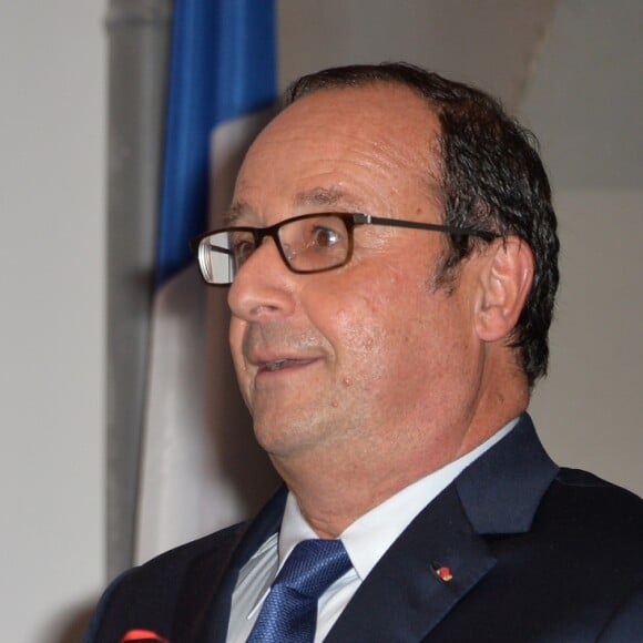 Semi-Exclusif - François Hollande remet la médaille de Commandeur de l'Ordre National de la Légion d'Honneur à Jean-Luc Rougé (président de la Fédération Française de Judo) à Paris, le 6 octobre 2017. © Ramsamy Veeren/Bestimage