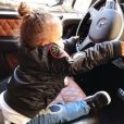 Sofia, la fille d'Amel Bent, au volant d'une Mercedes. Photo postée sur Instagram le 19 décembre 2017.