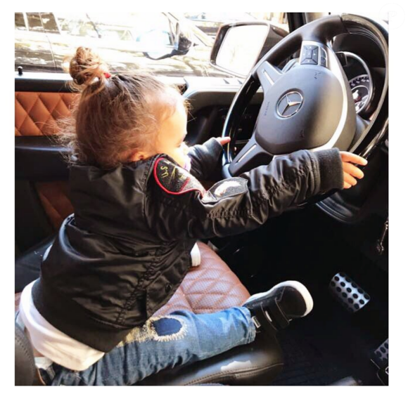 Sofia, la fille d'Amel Bent, au volant d'une Mercedes. Photo postée sur Instagram le 19 décembre 2017.