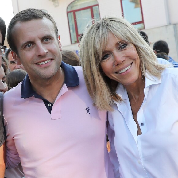 Le président de la République française Emmanuel Macron et sa femme, la première dame Brigitte (Trogneux) vont faire une balade à vélo au Touquet, France, le 17 juin 2017. © Sébastien Valiela-Dominique Jacovides/Bestimage