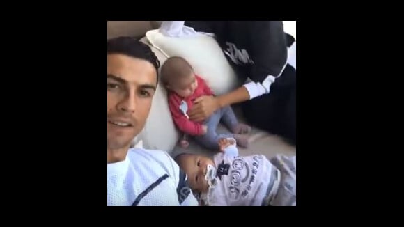Cristiano Ronaldo a réalisé un live de près de 30 minutes sur Instagram tourné dans sa maison de Madrid avec sa compagne enceinte Georgina Rodriguez, son fils aîné Cristiano Jr et ses jueamux Eva et Mateo. Le 27 octobre 2017.