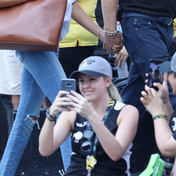 Le prince Harry et sa compagne Meghan Markle main dans la main lors de leur première apparition officielle lors de la finale de tennis en chaise roulante pendant les Invictus Games 2017 à Toronto, le 25 septembre 2017.
