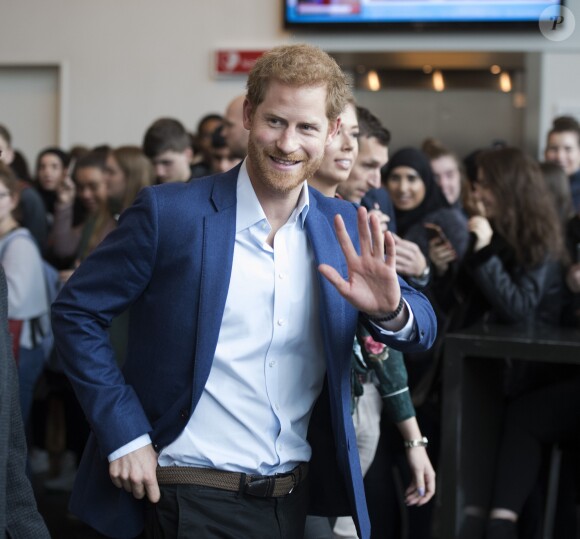 Le prince Harry visite le gymnase Orestad, une école innovante faisant partie d'un réseau mondial encourageant les étudiants à identifier et à résoudre les problèmes auxquels leur génération est confrontée, à Copenhague. Le 26 octobre 2017.
