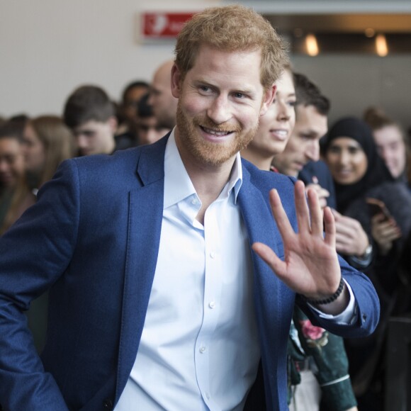 Le prince Harry visite le gymnase Orestad, une école innovante faisant partie d'un réseau mondial encourageant les étudiants à identifier et à résoudre les problèmes auxquels leur génération est confrontée, à Copenhague. Le 26 octobre 2017.