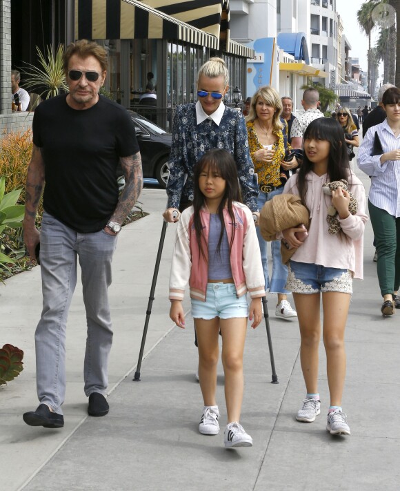 Johnny Hallyday sort déjeuner en famille au Water Grill de Santa Monica le 18 mars 2017 pour l'anniversaire de Laeticia qui fête le jour même ses 42 ans.