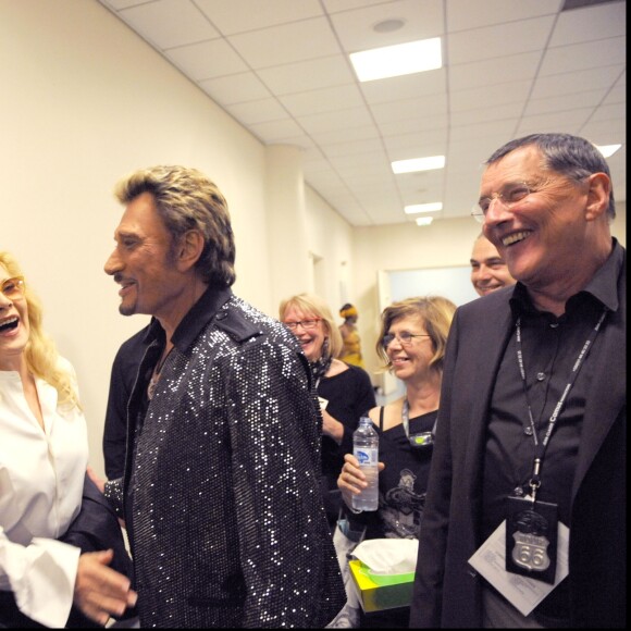 Exclusif - Tony Scotti, Sylvie Vartan, Johnny Hallyday, Jean-Claude Camus dans les coulisses du Stade de France le 31 mai 2009