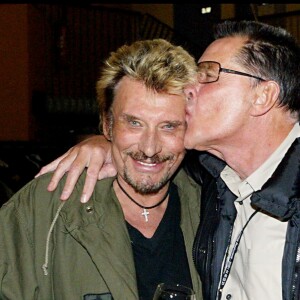 "JEAN CLAUDE CAMUS" FETE SES 65 ANS APRES LE CONCERT DE "JOHNNY HALLYDAY" A LILLE EXCLUSIF AMERICAIN" HOMME BACKSTAGE VERRE TOAST EMBRASSE31/10/2003 - 
