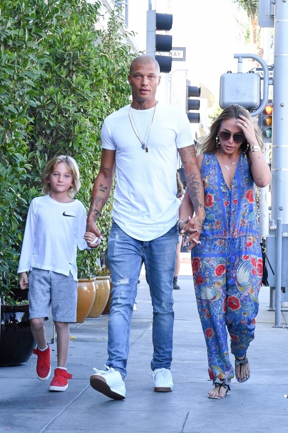 Jeremy Meeks et sa compagne Chloe Green font du shopping avec un autre membre de la famille dans les rues de Beverly Hills, le 25 octobre 2017.