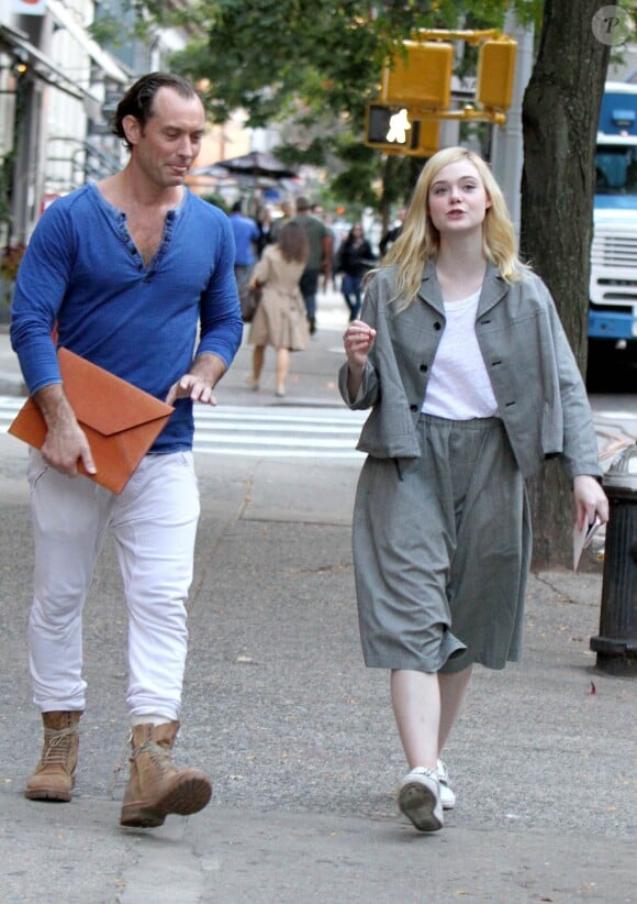 Elle Fanning et Jude Law sur le tournage de "A Rainy Day in New York" de Woody Allen, à New York le 20 octobre 2017.