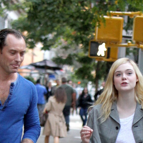 Elle Fanning et Jude Law sur le tournage de "A Rainy Day in New York" de Woody Allen, à New York le 20 octobre 2017.