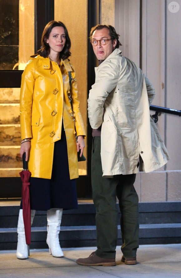 Jude Law et Rebecca Hall sur le tournage de "A Rainy Day in New York" de Woody Allen, à New York le 19 octobre 2017.
