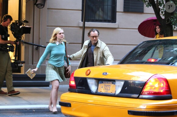 Elle Fanning et Jude Law sur le tournage de "A Rainy Day in New York" de Woody Allen, à New York le 19 octobre 2017.