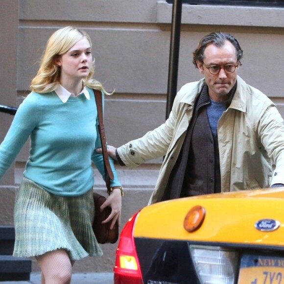 Elle Fanning et Jude Law sur le tournage de "A Rainy Day in New York" de Woody Allen, à New York le 19 octobre 2017.