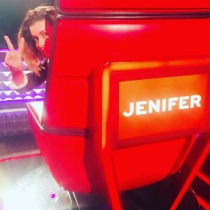 Jenifer sur le tournage de la cinquième saison de The Voice kids. Octobre 2017.