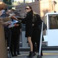 Angelina Jolie salue ses fans et signe des autographes à son arrivée au Directors Guild of America évent à Los Angeles, le 4 novembre