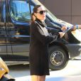 Angelina Jolie salue ses fans et signe des autographes à son arrivée au Directors Guild of America évent à Los Angeles, le 4 novembre 2017