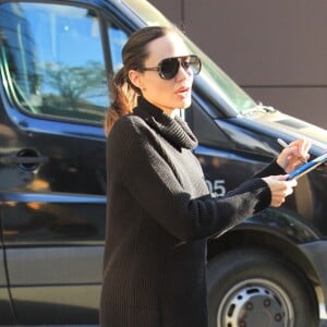 Angelina Jolie salue ses fans et signe des autographes à son arrivée au Directors Guild of America évent à Los Angeles, le 4 novembre 2017