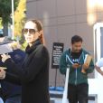 Angelina Jolie salue ses fans et signe des autographes à son arrivée au Directors Guild of America évent à Los Angeles, le 4 novembre