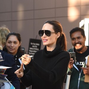 Angelina Jolie salue ses fans et signe des autographes à son arrivée au Directors Guild of America évent à Los Angeles, le 4 novembre 2017