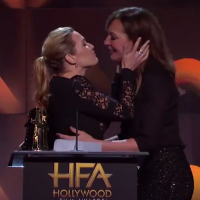 Kate Winslet, tout excitée, embrasse son actrice préférée sur la bouche