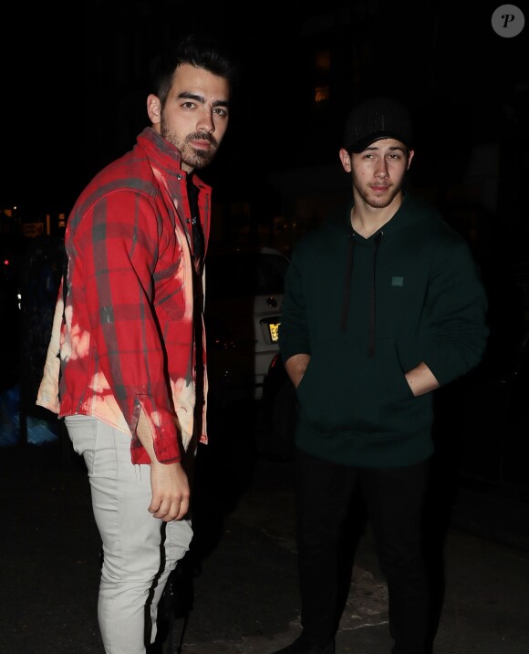 Exclusif - Nick et Joe Jonas à la sortie d'un café à New York le 3 novembre 2017.