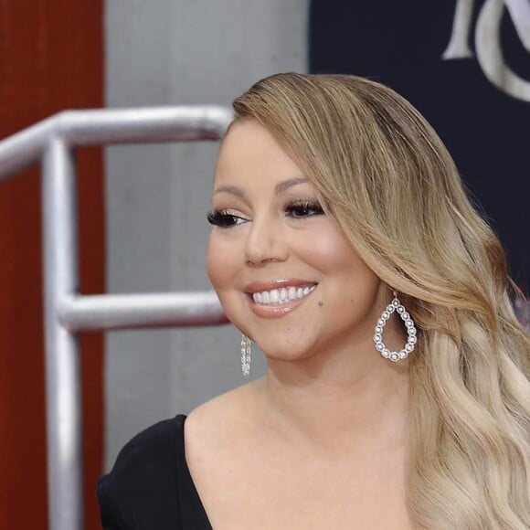 Mariah Carey laisse ses empreintes dans le ciment lors d'une cérémonie au Chinese Theater à Hollywood. Los Angeles, le 1er novembre 2017.